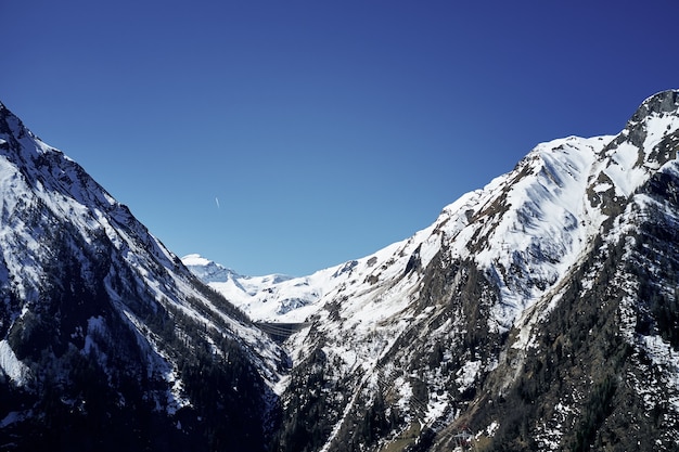 Hermoso tiro de ángulo bajo de montañas nevadas y el cielo