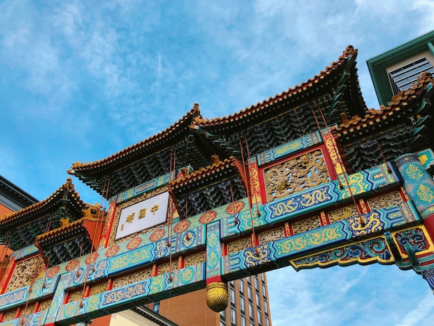 Hermoso tiro de ángulo bajo de verde azulado y puerta del templo rojo en Gallery Place Chinatown