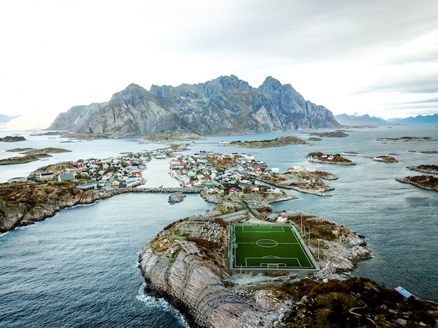 Hermoso tiro de campo de fútbol en noruega.