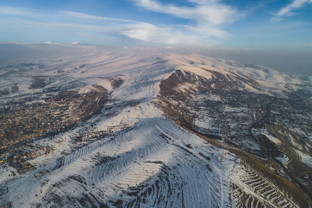 Foto gratuita hermoso tiro de drone aéreo