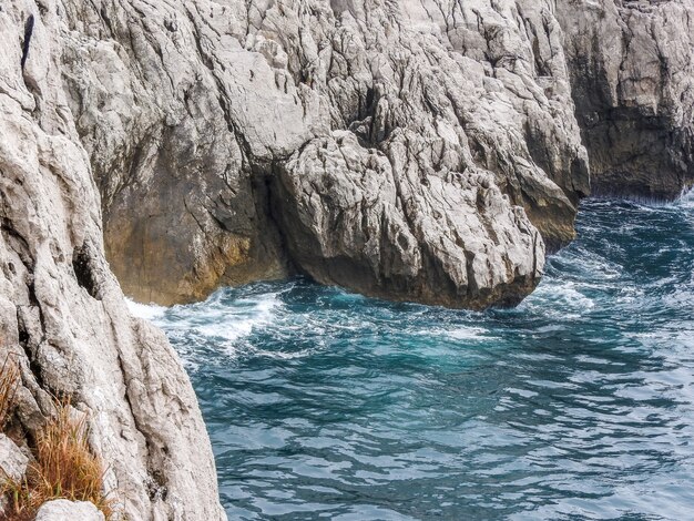 Hermoso tiro de formaciones rocosas cerca del mar