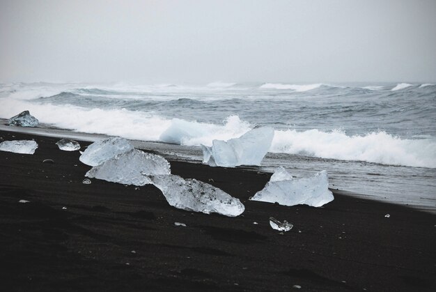 Hermoso tiro de icebergs congelados cerca de la orilla del mar