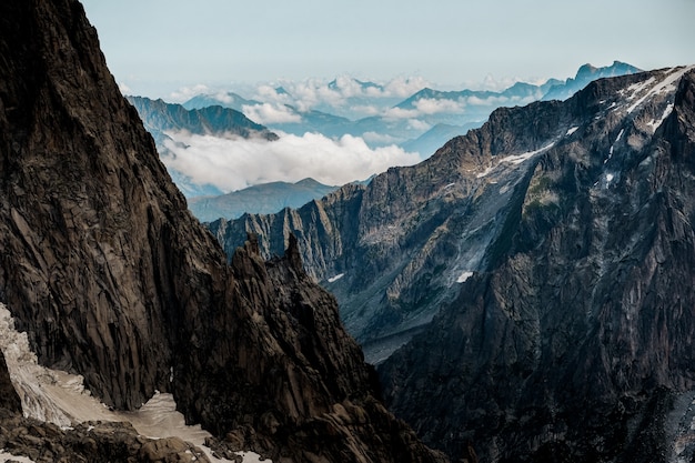 Foto gratuita hermoso tiro de montañas con un cielo despejado en el fondo