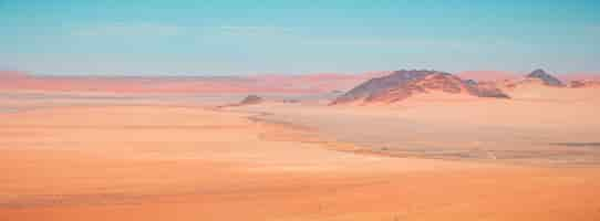 Foto gratuita hermoso tiro panorámico de alto ángulo de las montañas del desierto de namib en kanaan, namibia