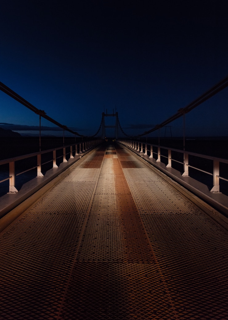 Foto gratuito hermoso tiro de un puente de acero en la noche