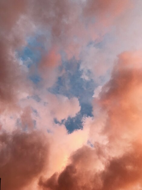 Hermoso tiro vertical de un cielo con nubes rosas