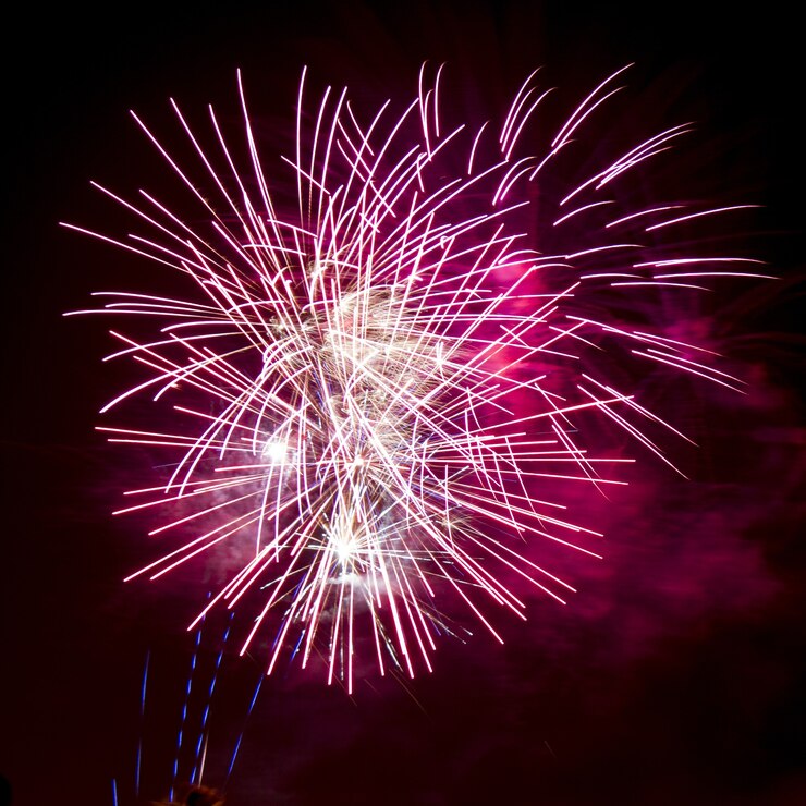 Foto gratuito hermoso tiro vertical de coloridos fuegos artificiales debajo del cielo nocturno