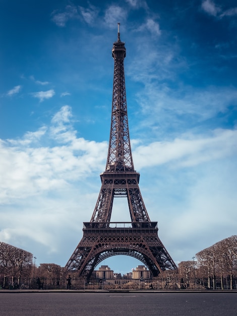 Hermoso tiro vertical de la Torre Eiffel en un cielo azul brillante