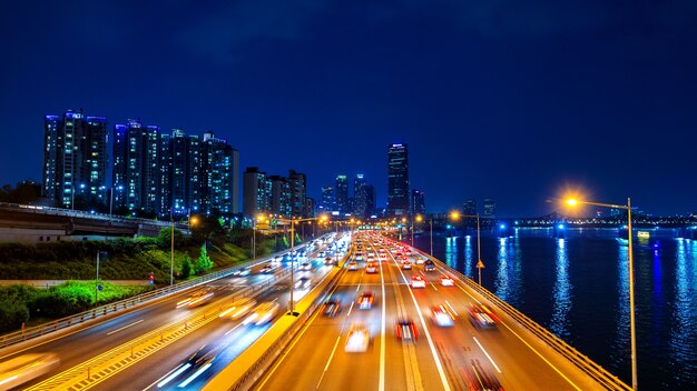 Hermoso tráfico en Seúl por la noche y el paisaje urbano, Corea del Sur con desenfoque de movimiento