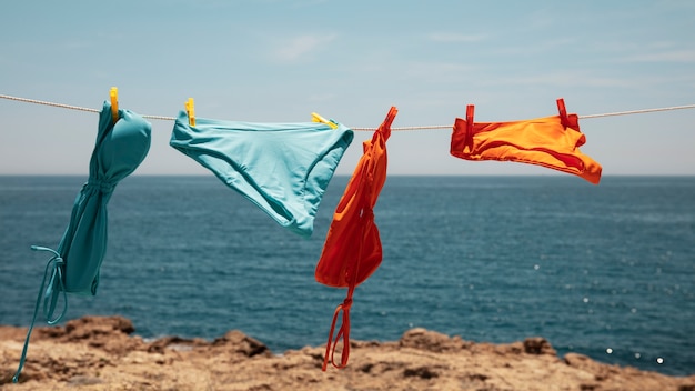 Foto gratuita hermoso traje de baño en la playa