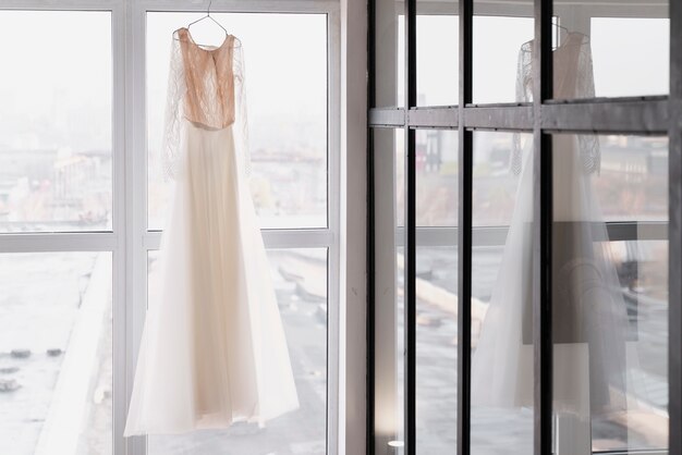 Hermoso vestido de novia antes de la ceremonia.