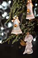 Foto gratuita hermosos adornos en árbol de navidad