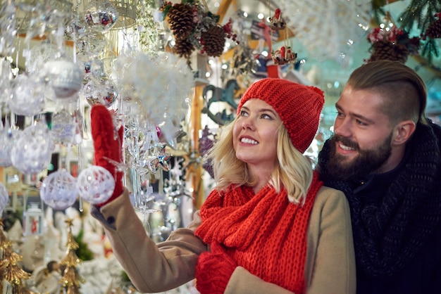 Hermosos adornos navideños en el mercado navideño