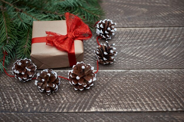 Hermosos adornos navideños naturales y un regalo.