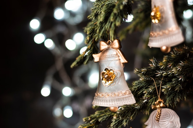 Hermosos adornos en primer plano del árbol de navidad