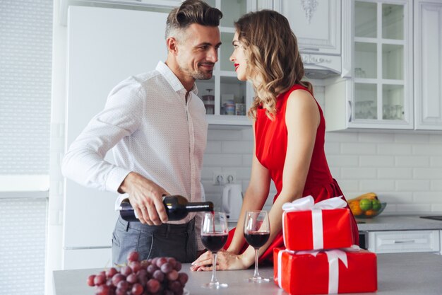 Hermosos amantes celebrando el día de san valentín y bebiendo vino