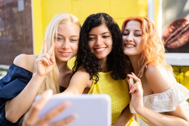 Hermosos amigos tomando un selfie