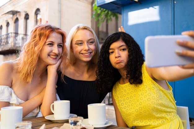 Hermosos amigos tomando un selfie