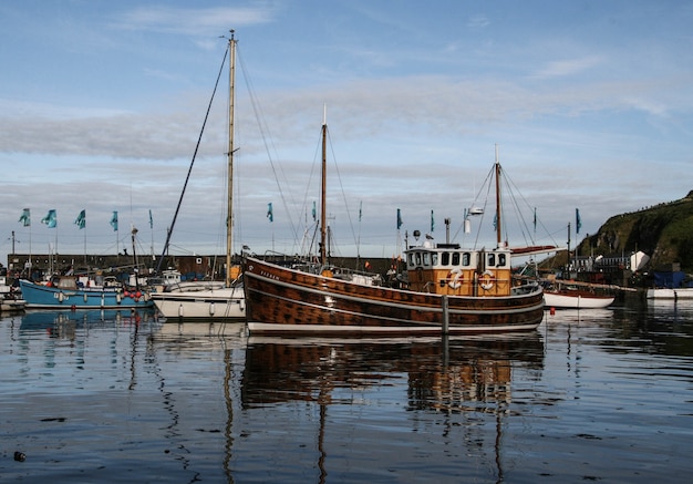 Hermosos barcos en un muelle con un cielo nublado