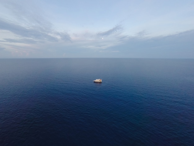 hermosos barcos de tiempo ambiente pacífico