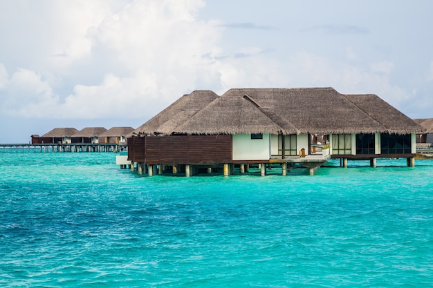 Hermosos bungalows sobre el agua en el océano en la isla de Maldivas