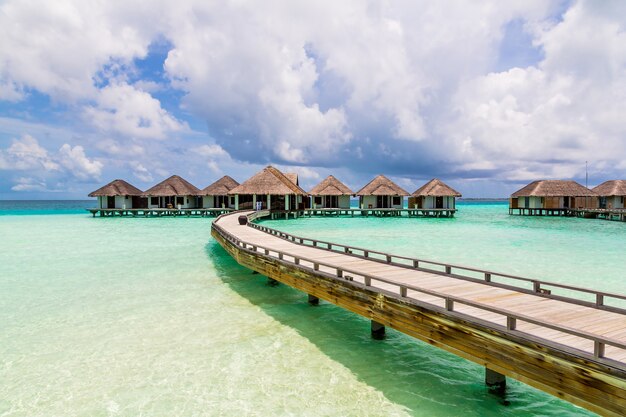 Hermosos bungalows sobre el agua en el océano en la isla de Maldivas