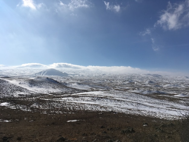 Hermosos campos cubiertos de nieve y un cielo nublado increíble