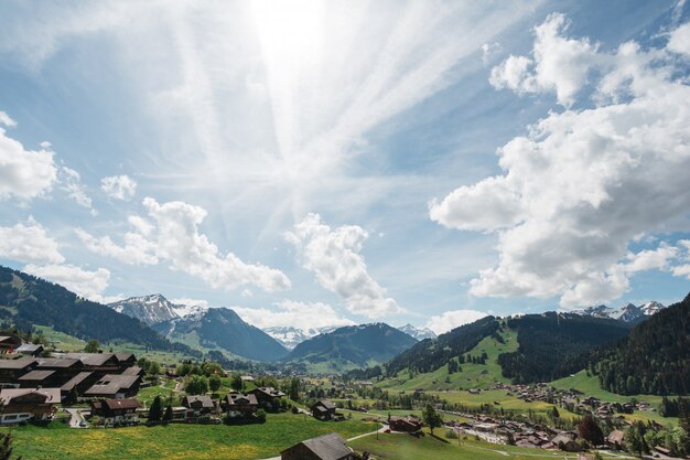 Hermosos campos de Suiza en los rayos del sol