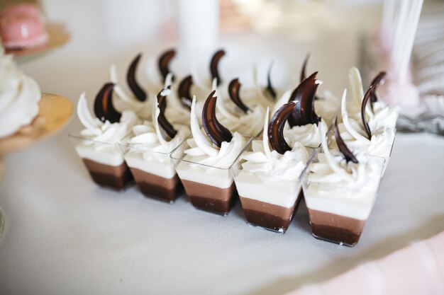 Hermosos dulces de chocolate en la celebración