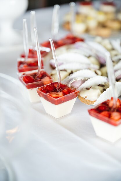 Hermosos dulces con fresas para celebración de bodas.