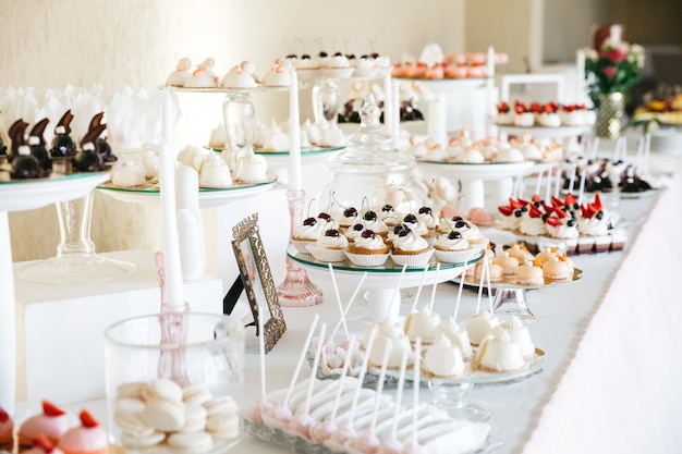 Hermosos dulces en la mesa festiva