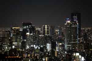 Foto gratuita hermosos edificios de alto ángulo durante la noche