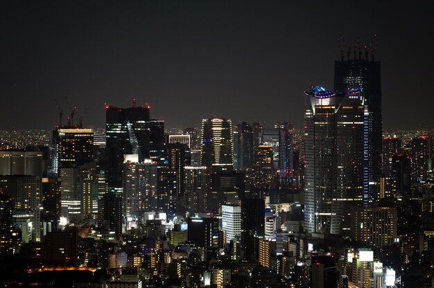 Hermosos edificios de alto ángulo durante la noche