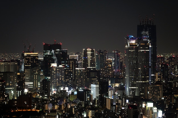 Hermosos edificios de alto ángulo durante la noche