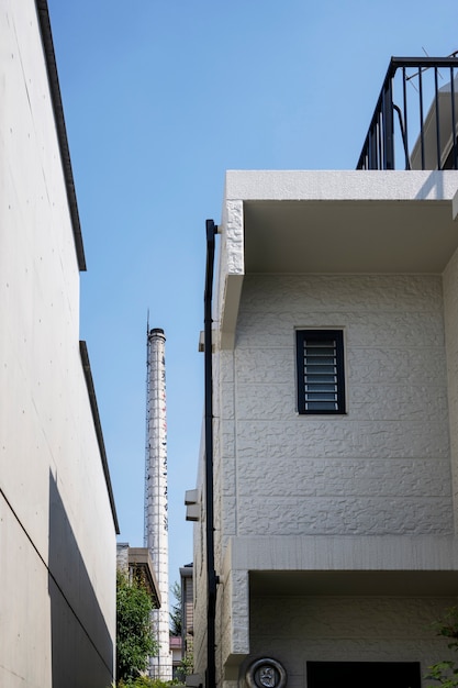 Hermosos edificios y chimenea alta