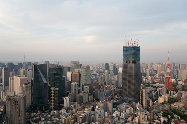 Foto gratuita hermosos edificios de la ciudad de alto ángulo durante el día