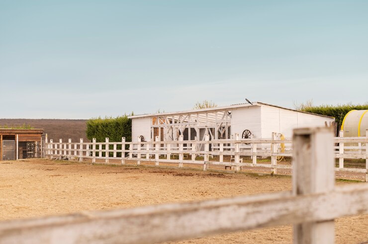 Foto gratuito hermosos establos de la granja rural