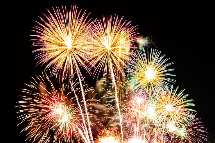 Foto gratuito hermosos fuegos artificiales en el cielo por la noche para la celebración