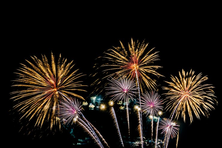 Foto gratuito hermosos fuegos artificiales de colores por la noche para celebrar