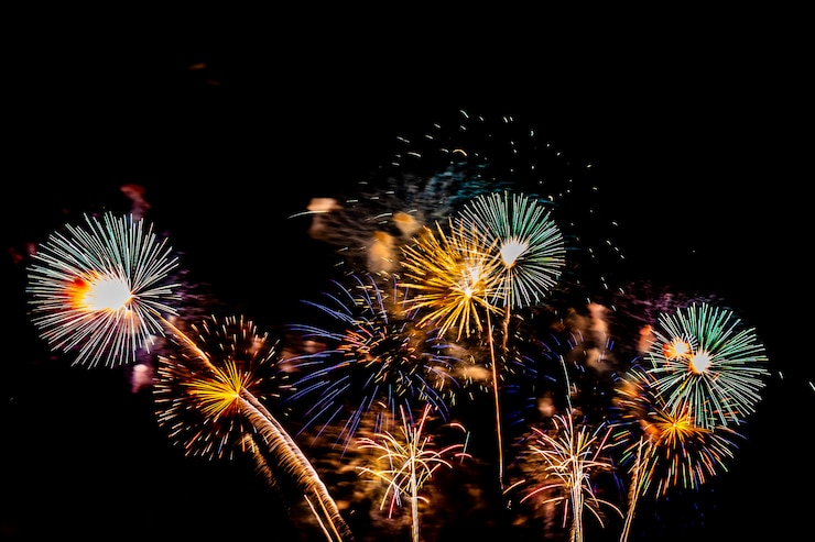 Foto gratuito hermosos fuegos artificiales de colores por la noche para celebrar