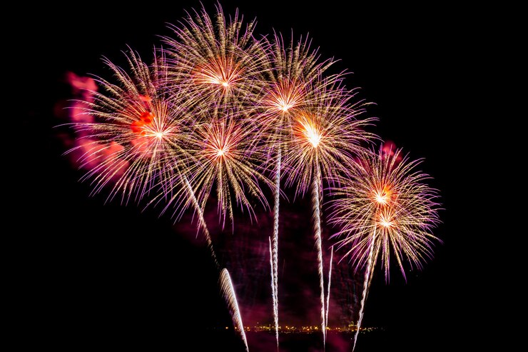 Foto gratuito hermosos fuegos artificiales de colores por la noche para celebrar