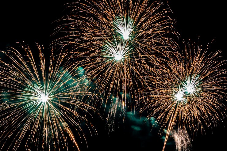 Foto gratuito hermosos fuegos artificiales de colores por la noche para celebrar