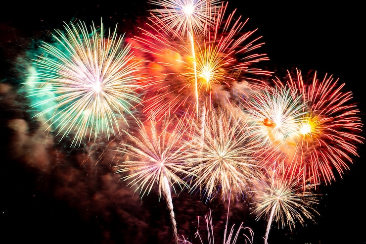 Foto gratuito hermosos fuegos artificiales de colores por la noche para celebrar