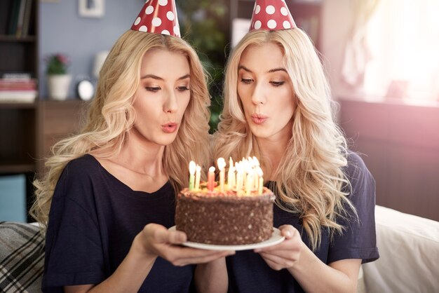 Hermosos gemelos celebrando el cumpleaños