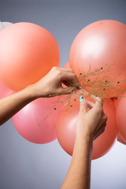 Foto gratuita hermosos globos metalizados con flores