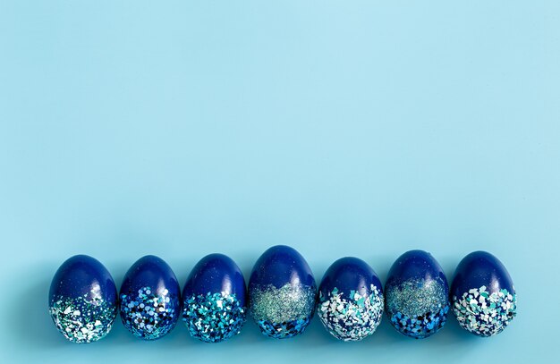 Hermosos huevos decorativos azules de Pascua.