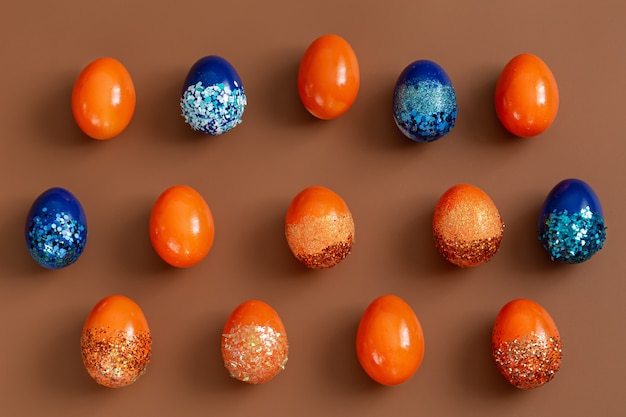 Hermosos huevos decorativos naranjas y azules de Pascua.