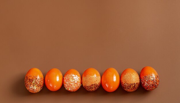 Hermosos huevos decorativos naranjas de Pascua.