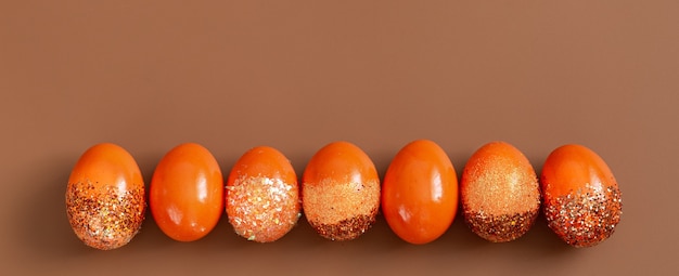 Hermosos huevos decorativos naranjas de Pascua.