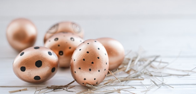 Hermosos huevos de Pascua decorados de color dorado con puntos negros